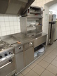 Edelstahlküchenzeile mit Fritteuse ca. 15l, 180x76x80cm, Grillplatte, Müllkipper, Bain Marie und 2 Ablageflächen Edelstahlküchenzeile mit Fritteuse ca. 15l, 180x76x80cm, Grillplatte, Müllkipper, Bain Marie und 2 Ablageflächen