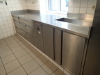 Edelstahl Kühlpultelement, 3teilig, mit Arbeitsplatte, 305x75x80cm, 4 Kühlbereiche, 1 Panierlade, 2 Einschubbleche gekühlt Edelstahl Kühlpultelement, 3teilig, mit Arbeitsplatte, 305x75x80cm, 4 Kühlbereiche, 1 Panierlade, 2 Einschubbleche gekühlt