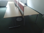 BENE Doppelarbeitsplatz bestehend aus 2 Schreibtischen je 140 x 80 cm inkl. Raumtrennwand H ca. 122 cm BENE Doppelarbeitsplatz bestehend aus 2 Schreibtischen je 140 x 80 cm inkl. Raumtrennwand H ca. 122 cm