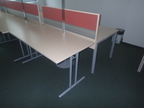 BENE Doppelarbeitsplatz bestehend aus 2 Schreibtischen je 140 x 80 cm inkl. Raumtrennwand H ca. 122 cm BENE Doppelarbeitsplatz bestehend aus 2 Schreibtischen je 140 x 80 cm inkl. Raumtrennwand H ca. 122 cm