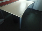 BENE Schreibtisch geschwungen, ca. L 180 x B 90 - 100 cm mit Rückwand BENE Schreibtisch geschwungen, ca. L 180 x B 90 - 100 cm mit Rückwand