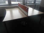 BENE Doppelarbeitsplatz bestehend aus 2 Schreibtischen je 160 x 100 cm inkl. Raumtrennwand H ca. 122 cm BENE Doppelarbeitsplatz bestehend aus 2 Schreibtischen je 160 x 100 cm inkl. Raumtrennwand H ca. 122 cm