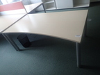 BENE Schreibtisch geschwungen, ca. L 180 x B 90 - 100 cm BENE Schreibtisch geschwungen, ca. L 180 x B 90 - 100 cm