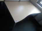 BENE Schreibtisch geschwungen, ca. L 160 x B 90 - 100 cm BENE Schreibtisch geschwungen, ca. L 160 x B 90 - 100 cm