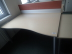 BENE Schreibtisch geschwungen, ca. L 160 x B 90 - 100 cm mit Rückwand BENE Schreibtisch geschwungen, ca. L 160 x B 90 - 100 cm mit Rückwand