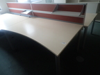 BENE Schreibtisch geschwungen, ca. L 160 x B 90 - 100 cm mit Rückwand BENE Schreibtisch geschwungen, ca. L 160 x B 90 - 100 cm mit Rückwand