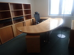 Chefzimmer bestehend aus Schreibtisch ca. 300 x 170 + 2 Aktenschränke jeweils 160 x 180 cm, Unterteil mit Rollotüre + 1 Aktenschrank mit Schiebetür 80 x 78 cm + 1 Aktenschrank 160 x 80 cm + Rollcontainer Chefzimmer bestehend aus Schreibtisch ca. 300 x 170 + 2 Aktenschränke jeweils 160 x 180 cm, Unterteil mit Rollotüre + 1 Aktenschrank mit Schiebetür 80 x 78 cm + 1 Aktenschrank 160 x 80 cm + Rollcontainer