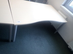 BENE Schreibtisch geschwungen, ca. L 160 x B 90 - 100 cm BENE Schreibtisch geschwungen, ca. L 160 x B 90 - 100 cm