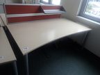 BENE Schreibtisch geschwungen, ca. L 180 x B 90 - 100 cm mit Rückwand BENE Schreibtisch geschwungen, ca. L 180 x B 90 - 100 cm mit Rückwand