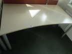 BENE Schreibtisch geschwungen, ca. L 180 x B 90 - 100 cm BENE Schreibtisch geschwungen, ca. L 180 x B 90 - 100 cm