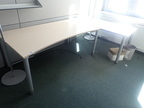 Schreibtisch-Winkelkombination bestehend aus einem Schreibtisch 180 x 100 cm + 1 Beistelltisch ca. 160 x 80 cm Schreibtisch-Winkelkombination bestehend aus einem Schreibtisch 180 x 100 cm + 1 Beistelltisch ca. 160 x 80 cm