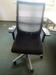 Bürodrehstuhl mit Armlehnen, Netzbezug, schwarz, Modell Comforto Bürodrehstuhl mit Armlehnen, Netzbezug, schwarz, Modell Comforto