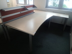 Schreibtisch-Winkelkombination mit Trennwand bestehend aus 1 Schreibtisch ca- 180 x 100 + Beistelltisch 60 x 180 cm Schreibtisch-Winkelkombination mit Trennwand bestehend aus 1 Schreibtisch ca- 180 x 100 + Beistelltisch 60 x 180 cm