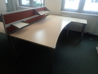 Schreibtisch-Winkelkombination mit Trennwand bestehend aus 1 Schreibtisch ca- 180 x 100 + Beistelltisch 60 x 160 cm Schreibtisch-Winkelkombination mit Trennwand bestehend aus 1 Schreibtisch ca- 180 x 100 + Beistelltisch 60 x 160 cm