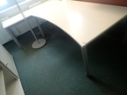 Schreibtisch-Winkelkombination bestehend aus einem Schreibtisch 180 x 100 cm + 1 Beistelltisch ca. 160 x 60 cm Schreibtisch-Winkelkombination bestehend aus einem Schreibtisch 180 x 100 cm + 1 Beistelltisch ca. 160 x 60 cm