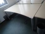 BENE Schreibtisch geschwungen, ca. L 180 x B 90 - 100 cm BENE Schreibtisch geschwungen, ca. L 180 x B 90 - 100 cm