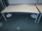 BENE Schreibtisch geschwungen, ca. L 180 x B 90 - 100 cm BENE Schreibtisch geschwungen, ca. L 180 x B 90 - 100 cm