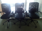 3 Stk. Bürodrehstühle mit Armlehnen, Netzbezug, schwarz 3 Stk. Bürodrehstühle mit Armlehnen, Netzbezug, schwarz