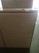 Unifor Aktenschrank mit Rollosystem, Farbe grau, Maße: ca. B 90 x T 46 x 129cm, 3 Ordner hoch Unifor Aktenschrank mit Rollosystem, Farbe grau, Maße: ca. B 90 x T 46 x 129cm, 3 Ordner hoch