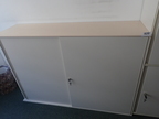 BENE Aktenschrank, Maße: ca. B 160 x H 113 cm, 3 Ordner hoch, mit Schiebetüren BENE Aktenschrank, Maße: ca. B 160 x H 113 cm, 3 Ordner hoch, mit Schiebetüren