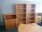 Komplettes Chefzimmer bestehend aus Schreibtisch, Maße: ca. L 227 cm x T von 87 - 111 cm + 1 Aktenschrank 150 x 40 x 78 cm + Regalwand L ca. 310 cm + Aktenregal offen 160 x 182 cm Komplettes Chefzimmer bestehend aus Schreibtisch, Maße: ca. L 227 cm x T von 87 - 111 cm + 1 Aktenschrank 150 x 40 x 78 cm + Regalwand L ca. 310 cm + Aktenregal offen 160 x 182 cm