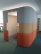 BENE Besprechungslounge mit integriertem Besprechungstisch und Beleuchtung L 225 x B 225 x H 220 cm BENE Besprechungslounge mit integriertem Besprechungstisch und Beleuchtung L 225 x B 225 x H 220 cm