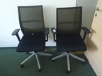2 Stk. Bürodrehstühle mit Armlehnen, Netzbezug, schwarz, Modell Comforto 2 Stk. Bürodrehstühle mit Armlehnen, Netzbezug, schwarz, Modell Comforto