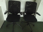 2 Bürodrehstuhle mit Armlehnen, Netzbezug, schwarz, Modell Comforto 2 Bürodrehstuhle mit Armlehnen, Netzbezug, schwarz, Modell Comforto