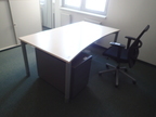 BENE Schreibtisch geschwungen, ca. L 180 x B 90 - 100 cm BENE Schreibtisch geschwungen, ca. L 180 x B 90 - 100 cm