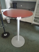Tisch in runder Ausführung, DM 70 cm, H ca. 113 cm Tisch in runder Ausführung, DM 70 cm, H ca. 113 cm