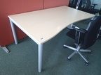 BENE Schreibtisch geschwungen, ca. L 180 x B 90 - 100 cm BENE Schreibtisch geschwungen, ca. L 180 x B 90 - 100 cm