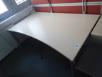 BENE Schreibtisch geschwungen, ca. L 180 x B 90 - 100 cm BENE Schreibtisch geschwungen, ca. L 180 x B 90 - 100 cm