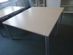 Besprechungstischgruppe bestehend aus 2 Tischen 140 x 80 cm Besprechungstischgruppe bestehend aus 2 Tischen 140 x 80 cm