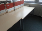 BENE Doppelarbeitsplatz bestehend aus 2 Schreibtischen je 140 x 80 cm inkl. Raumtrennwand H ca. 122 cm BENE Doppelarbeitsplatz bestehend aus 2 Schreibtischen je 140 x 80 cm inkl. Raumtrennwand H ca. 122 cm