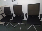 3 Stk. Bürodrehstühle mit Armlehnen, Netzbezug, schwarz, Modell Comforto 3 Stk. Bürodrehstühle mit Armlehnen, Netzbezug, schwarz, Modell Comforto