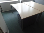 BENE Schreibtisch geschwungen, ca. L 180 x B 90 - 100 cm BENE Schreibtisch geschwungen, ca. L 180 x B 90 - 100 cm