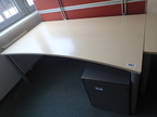 BENE Schreibtisch geschwungen, ca. L 180 x B 90 - 100 cm BENE Schreibtisch geschwungen, ca. L 180 x B 90 - 100 cm
