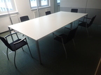 2 Stk. Besprechungstische je 150 x 150 cm + 9 Besprechungsstühle 2 Stk. Besprechungstische je 150 x 150 cm + 9 Besprechungsstühle