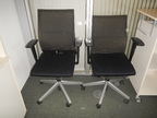 2 Stk. Bürodrehstühle mit Armlehnen, Netzbezug, schwarz, Modell Comforto 2 Stk. Bürodrehstühle mit Armlehnen, Netzbezug, schwarz, Modell Comforto