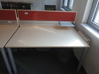 BENE Doppelarbeitsplatz bestehend aus 2 Schreibtischen je 140 x 80 cm inkl. Raumtrennwand H ca. 122 cm BENE Doppelarbeitsplatz bestehend aus 2 Schreibtischen je 140 x 80 cm inkl. Raumtrennwand H ca. 122 cm