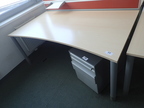 BENE Schreibtisch geschwungen, ca. L 180 x B 90 - 100 cm BENE Schreibtisch geschwungen, ca. L 180 x B 90 - 100 cm