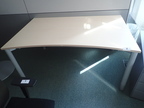 BENE Schreibtisch geschwungen, ca. L 160 x B 90 - 100 cm BENE Schreibtisch geschwungen, ca. L 160 x B 90 - 100 cm