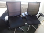 2 Stk. Bürodrehstühle mit Armlehnen, Netzbezug, schwarz, Modell Comforto 2 Stk. Bürodrehstühle mit Armlehnen, Netzbezug, schwarz, Modell Comforto