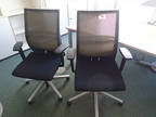 2 Stk. Bürodrehstühle mit Armlehnen, Netzbezug, schwarz, Modell Comforto 2 Stk. Bürodrehstühle mit Armlehnen, Netzbezug, schwarz, Modell Comforto