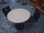 Vitra Besprechungstisch-Set, Tisch DM 80 cm, H 72 cm + 2 Stk. Kunststoff-Stühlen Vitra Besprechungstisch-Set, Tisch DM 80 cm, H 72 cm + 2 Stk. Kunststoff-Stühlen