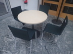 Vitra Besprechungstisch-Set, Tisch DM 80 cm, H 72 cm + 4 Stk. Kunststoff-Stühlen Vitra Besprechungstisch-Set, Tisch DM 80 cm, H 72 cm + 4 Stk. Kunststoff-Stühlen