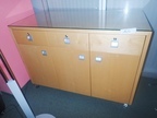 Aktenschrank mobil ca. 130 x 60 x 94 cm, mit 3 Laden und 3 Flügeltüren Aktenschrank mobil ca. 130 x 60 x 94 cm, mit 3 Laden und 3 Flügeltüren