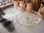 2 Stk. Tortenständer aus Glas, DM 27 cm, H: ca. 15 cm 2 Stk. Tortenständer aus Glas, DM 27 cm, H: ca. 15 cm