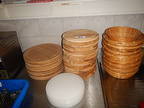 11 Platten in Holz DM 30 cm, 20 Platten DM 25 cm + 8 Brotkörbe + 6 Kunststoffplatten DM 24 cm 11 Platten in Holz DM 30 cm, 20 Platten DM 25 cm + 8 Brotkörbe + 6 Kunststoffplatten DM 24 cm