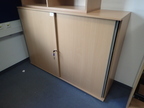 HALI Aktenschrank mit Schiebetür 160 x 43 x 116 cm, 3 Ordner hoch HALI Aktenschrank mit Schiebetür 160 x 43 x 116 cm, 3 Ordner hoch